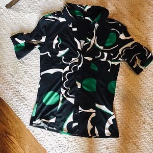 EUC! Beautiful Graphic button down top.